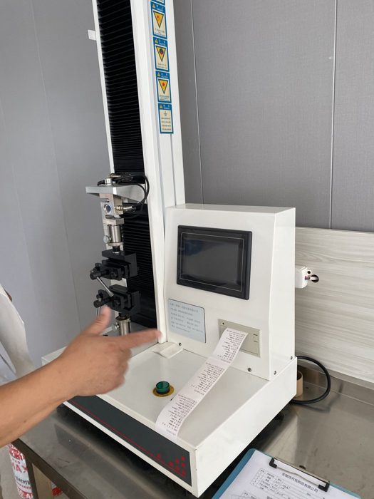 Zugprüfmaschine im werkseigenen Prüflabor, fotografiert beim Werksbesuch